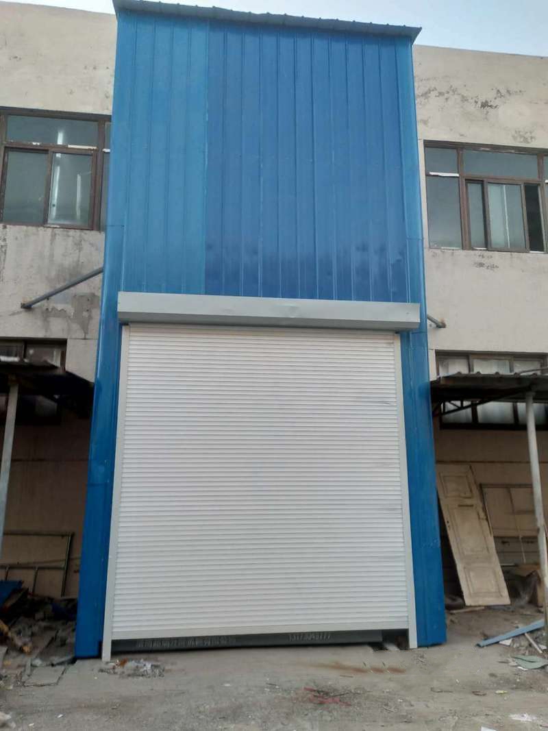 外帶卷簾門(mén)導(dǎo)軌式升降機(jī)廠家